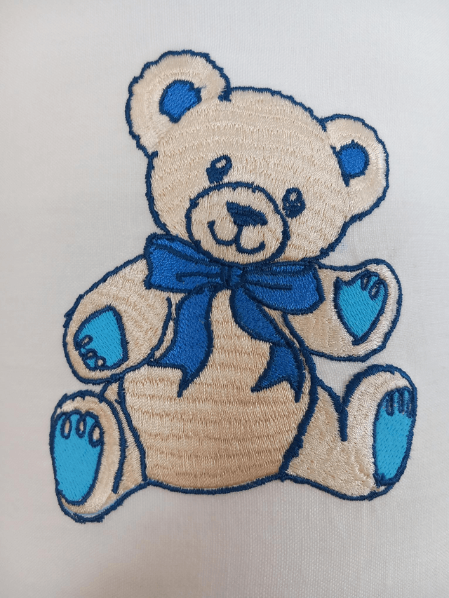 Applique murale demi-cercle en lin brodé Ourson bleu électrifiée
