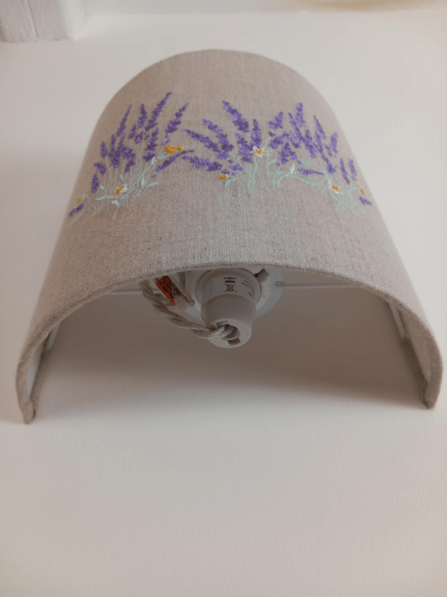 Applique murale demi-cercle en lin brodé "Lavande" électrifiée