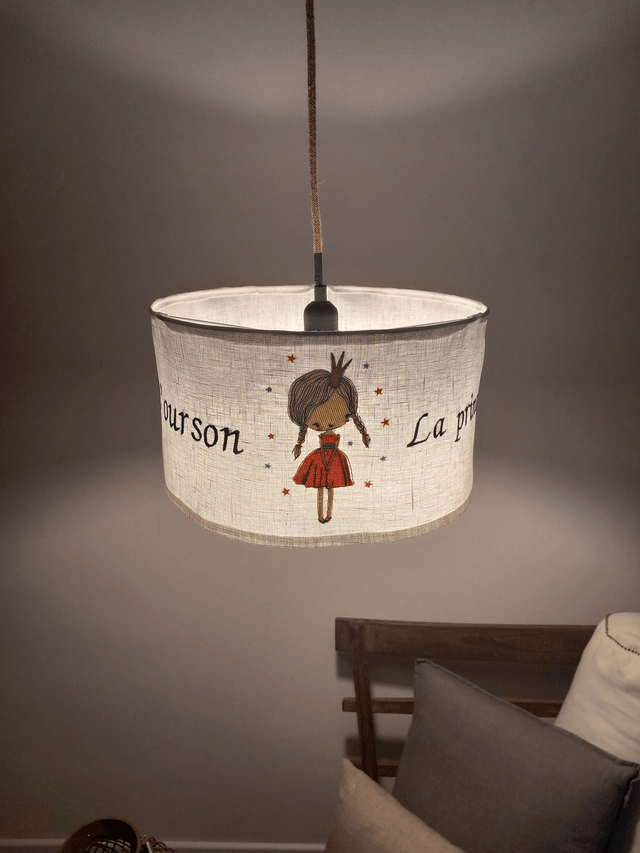 Abat-jour suspension en lin blanc brodé de  broderies enfantines pour chambre de petite fille. Largeur 35 cm. Création artisanale