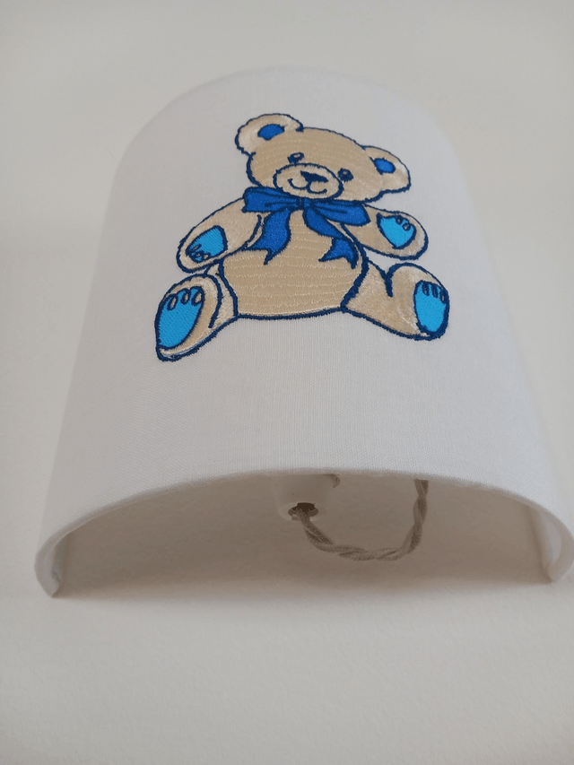 Applique murale demi-cercle en lin brodé Ourson bleu électrifiée