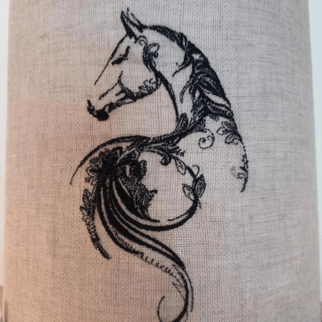 Applique murale demi-cercle en lin brodé "Cheval" électrifiée
