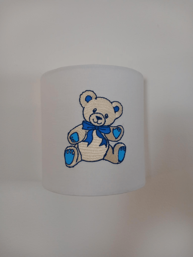 Applique murale demi-cercle en lin brodé Ourson bleu électrifiée