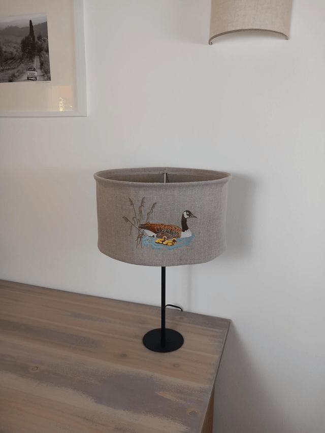 Abat-jour brodé pour lampe de table "Oie et ses oisons". Création artisanale.