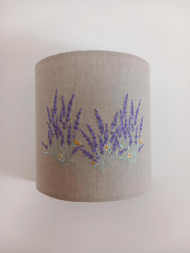 Applique murale demi-cercle en lin brodé "Lavande" électrifiée