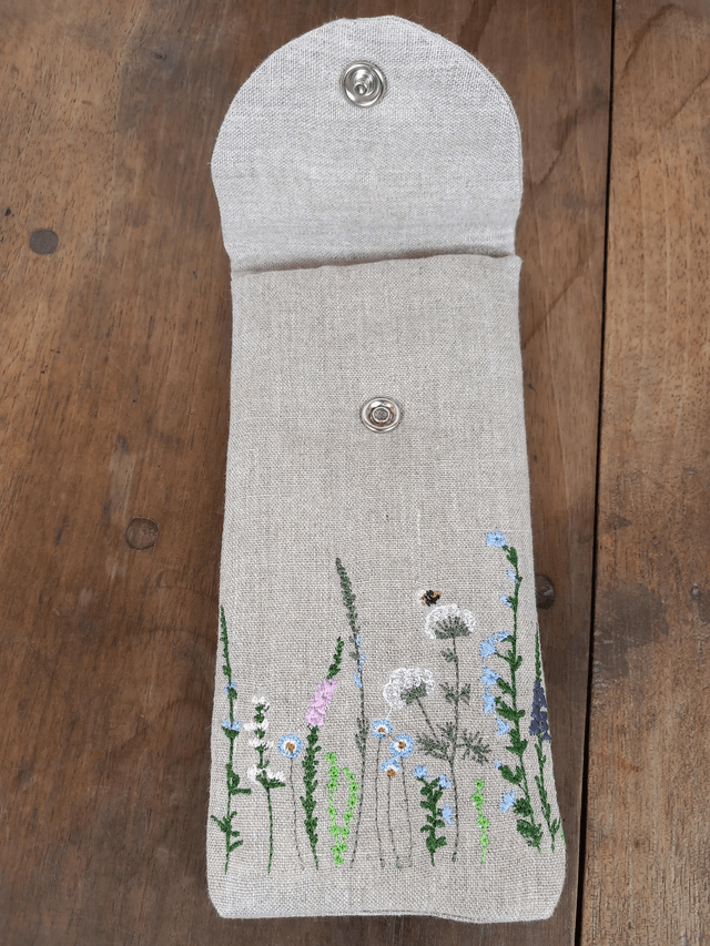 Étui à lunettes ou pochette téléphone lin brodé  "abeille Fleurs"