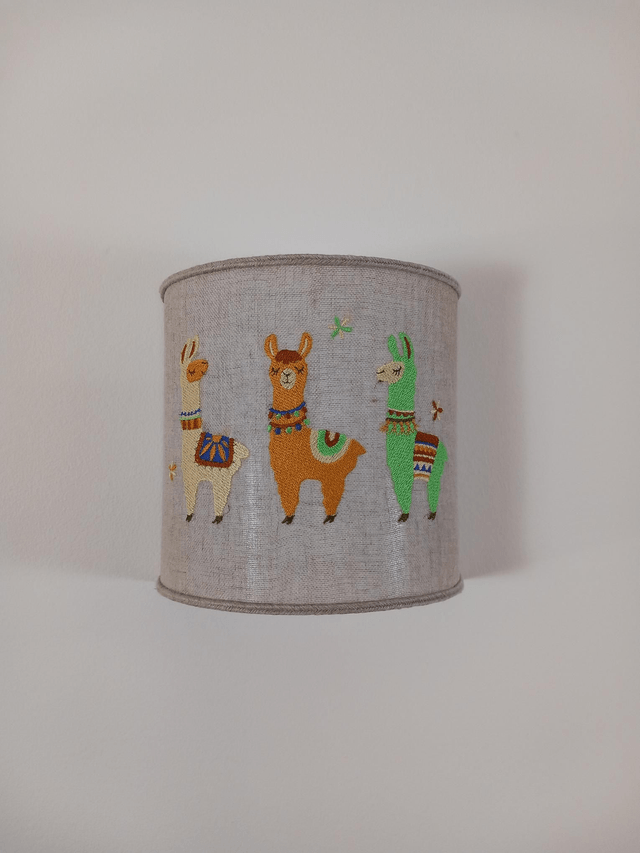 Applique murale demi-cercle en lin brodé lamas électrifiée