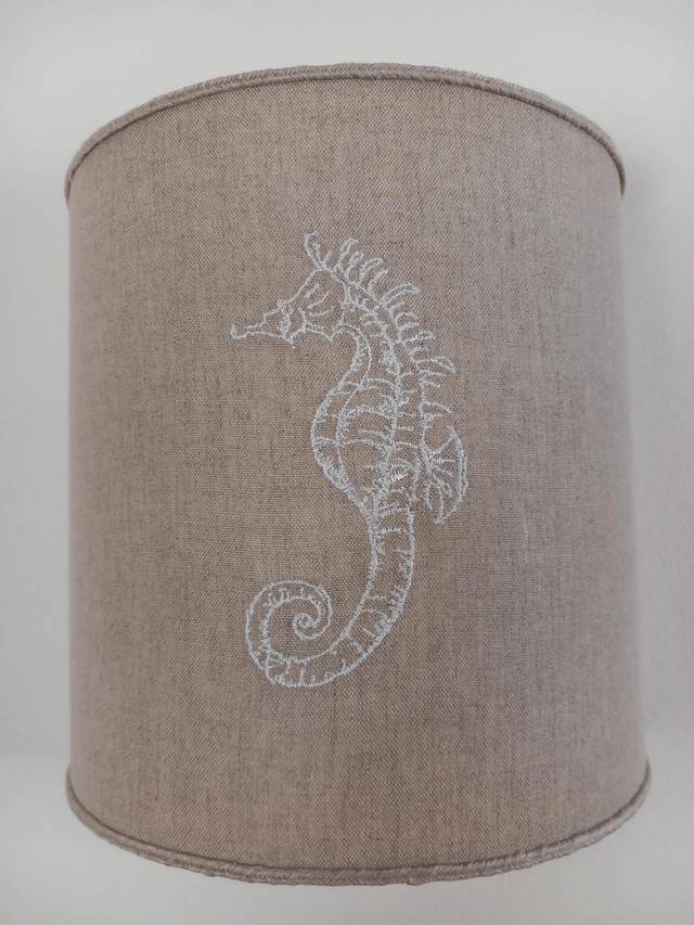 Applique murale demi-cercle en lin brodé "Hippocampe" électrifiée