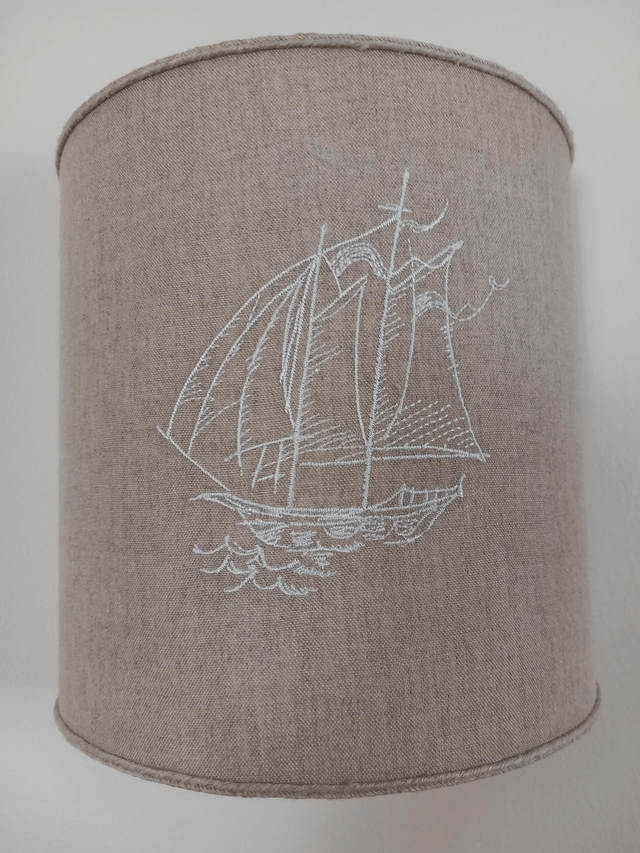 Applique murale demi-cercle en lin brodé "Caravelle" électrifiée