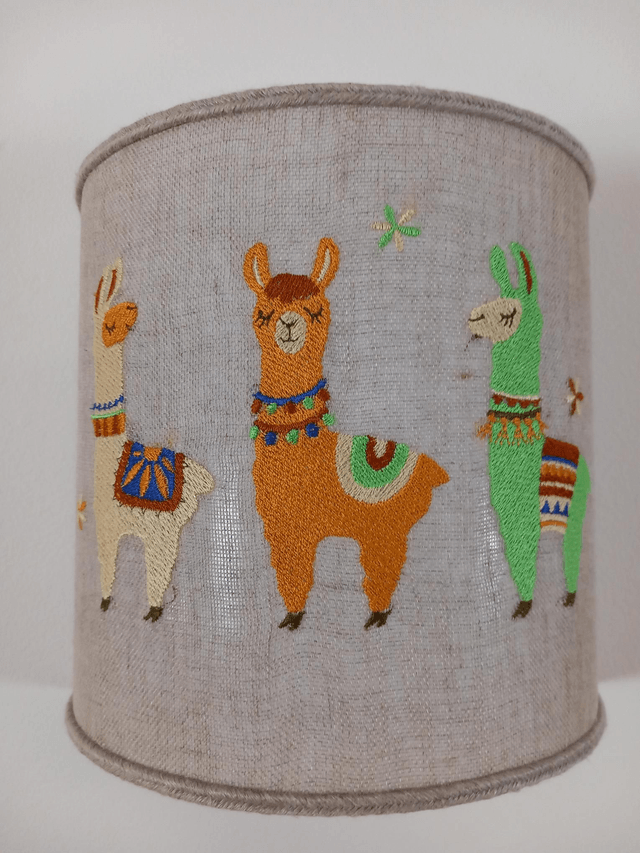 Applique murale demi-cercle en lin brodé lamas électrifiée
