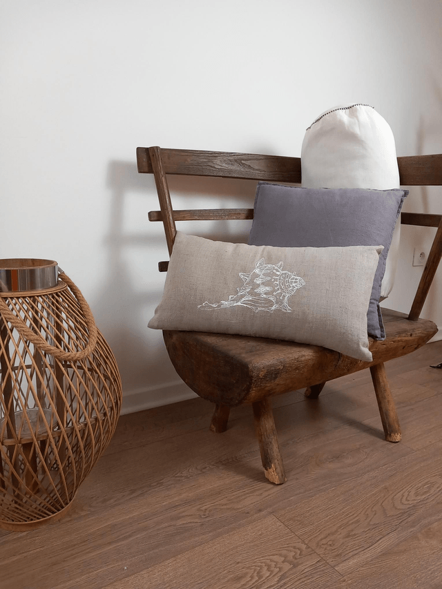 Coussin rectangulaire en lin brodé motif coquillage