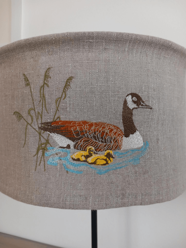 Abat-jour brodé pour lampe de table "Oie et ses oisons". Création artisanale.