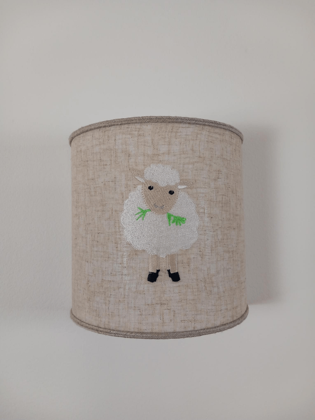 Applique murale demi-cercle en lin brodé mouton électrifiée