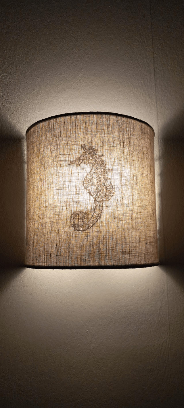 Applique murale demi-cercle en lin brodé "Hippocampe" électrifiée