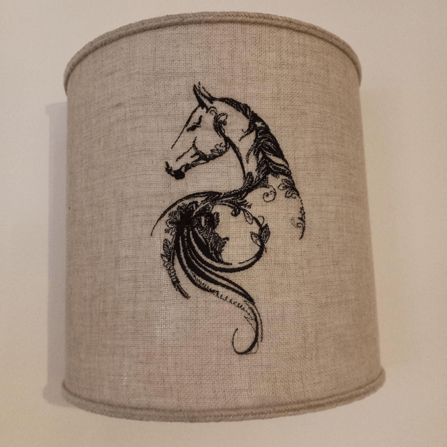 Applique murale demi-cercle en lin brodé "Cheval" électrifiée