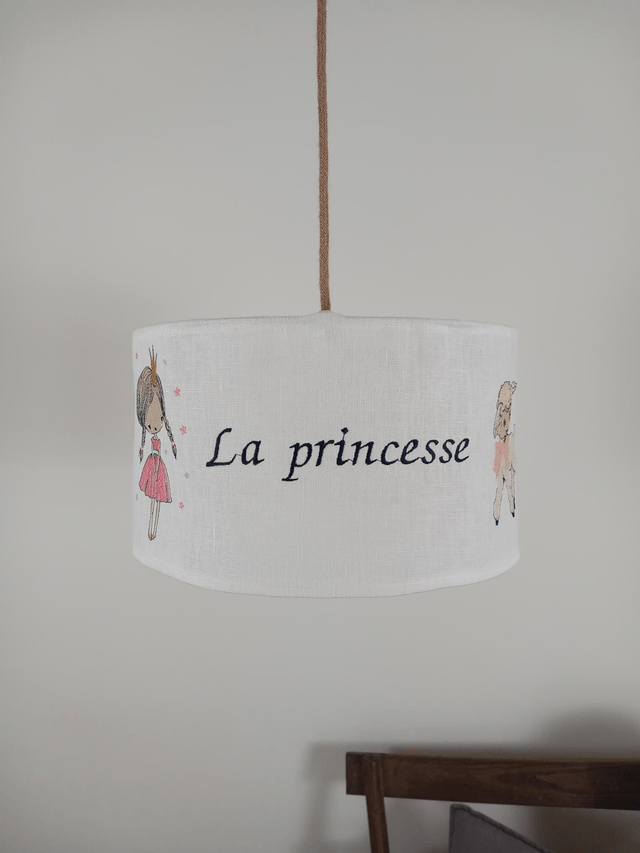 Abat-jour suspension en lin blanc brodé de  broderies enfantines pour chambre de petite fille. Largeur 35 cm. Création artisanale
