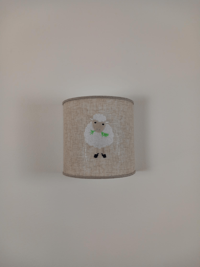 Applique murale demi-cercle en lin brodé mouton électrifiée