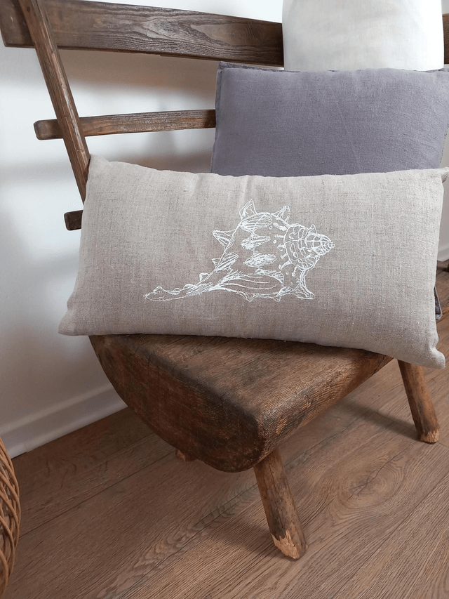 Coussin rectangulaire en lin brodé motif coquillage