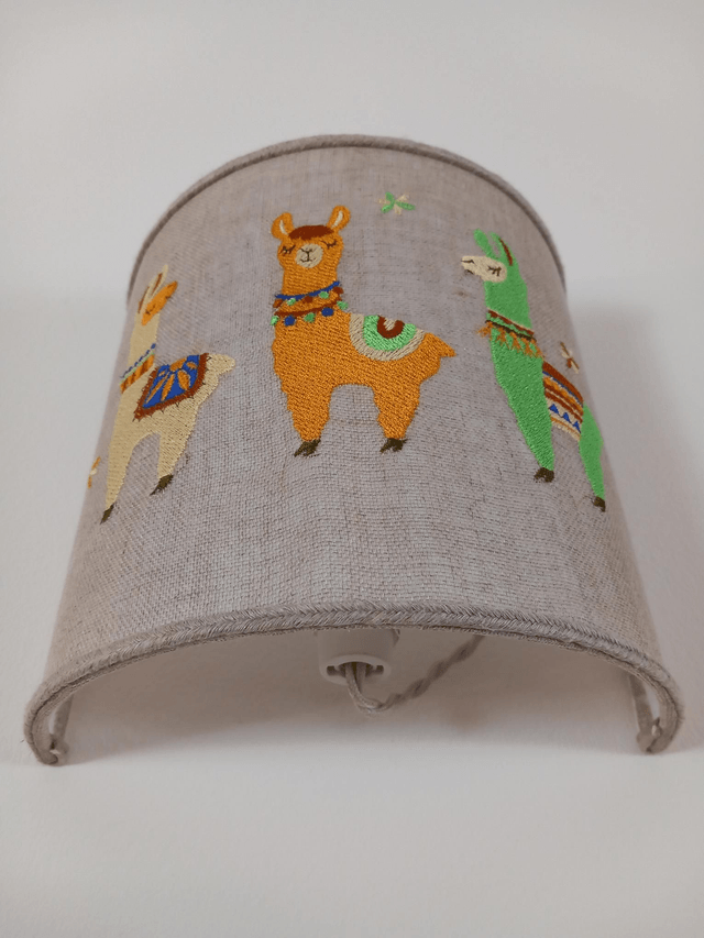 Applique murale demi-cercle en lin brodé lamas électrifiée