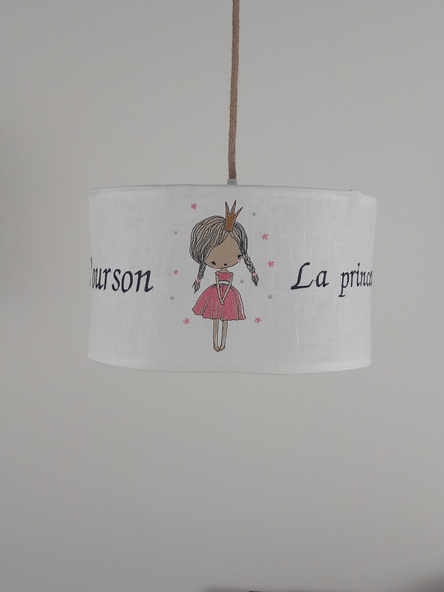 Abat-jour suspension en lin blanc brodé de  broderies enfantines pour chambre de petite fille. Largeur 35 cm. Création artisanale