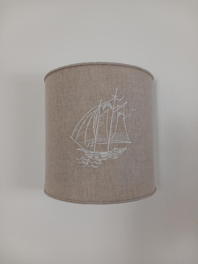Applique murale demi-cercle en lin brodé "Caravelle" électrifiée