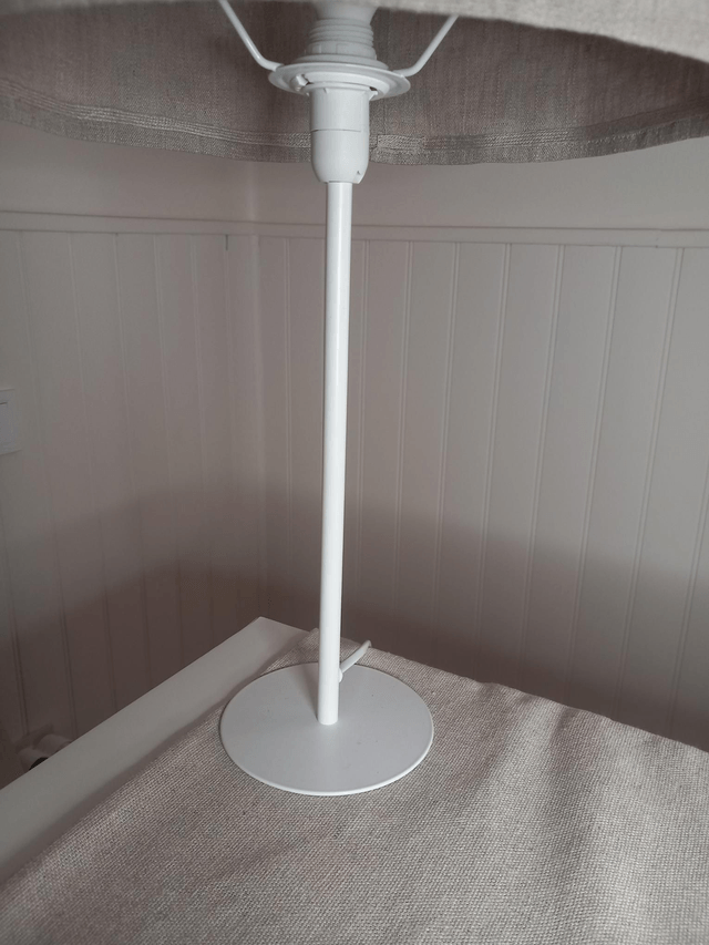 Pied de lampe en métal blanc