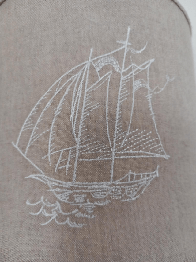 Applique murale demi-cercle en lin brodé "Caravelle" électrifiée