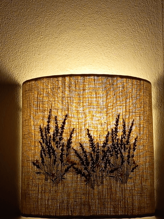 Applique murale demi-cercle en lin brodé "Lavande" électrifiée