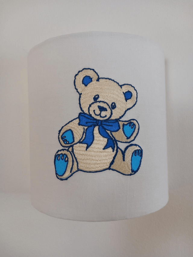 Applique murale demi-cercle en lin brodé Ourson bleu électrifiée