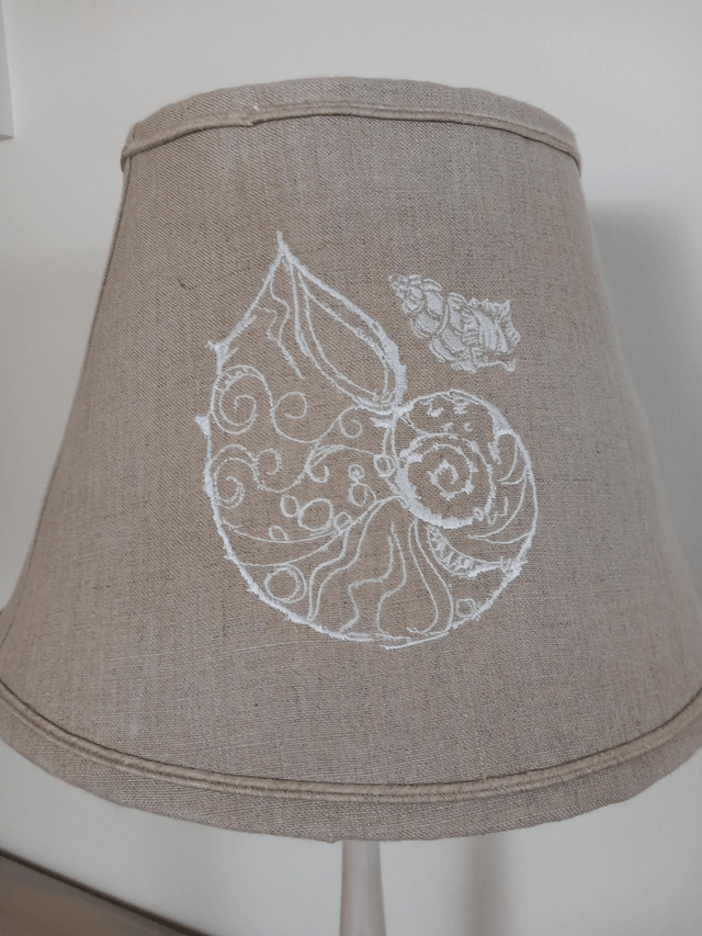Abat-jour lampe de table en lin brodé thème mer