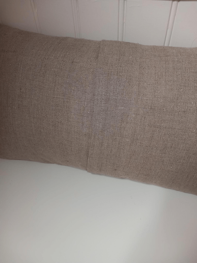 Coussin rectangulaire en lin brodé motif coquillage