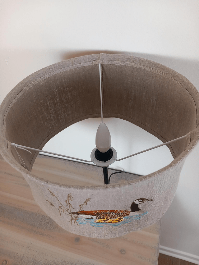 Abat-jour brodé pour lampe de table "Oie et ses oisons". Création artisanale.