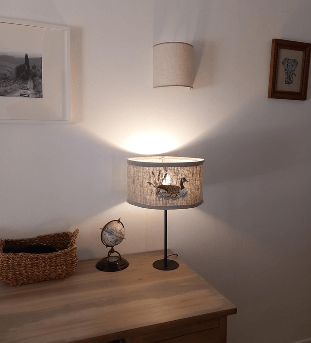 Abat-jour brodé pour lampe de table "Oie et ses oisons". Création artisanale.