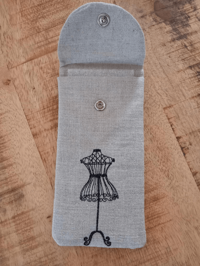 Étui à lunettes ou pochette téléphone lin brodé "Mannequin"