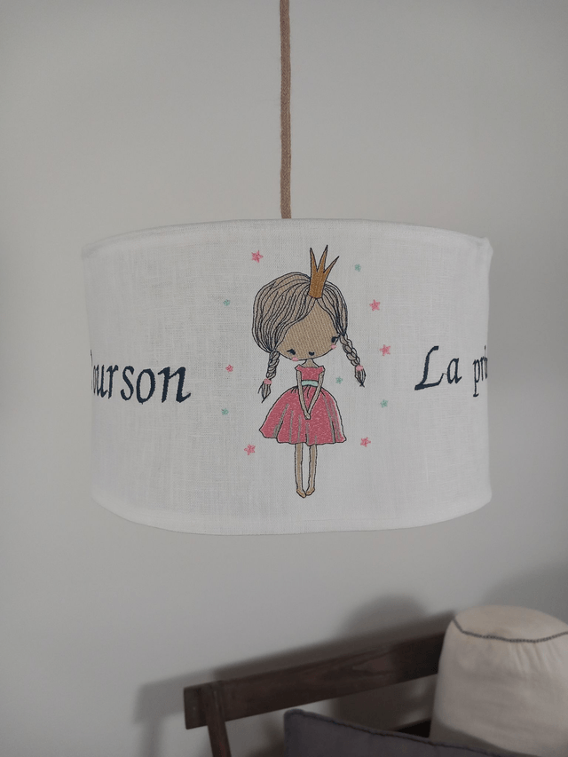 Abat-jour suspension en lin blanc brodé de  broderies enfantines pour chambre de petite fille. Largeur 35 cm. Création artisanale