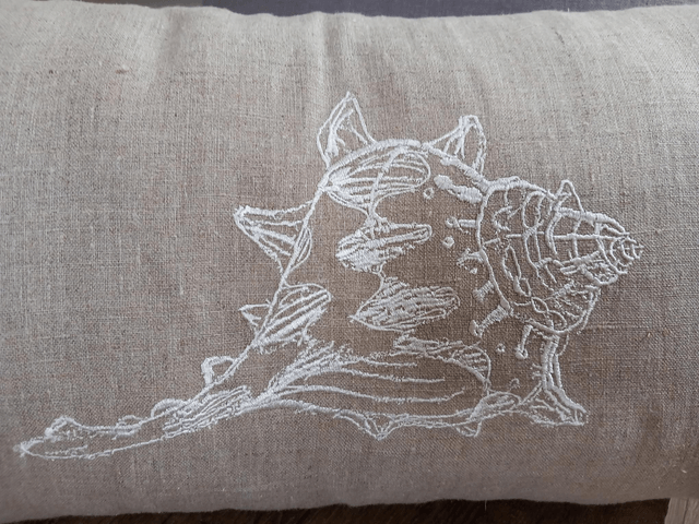 Coussin rectangulaire en lin brodé motif coquillage