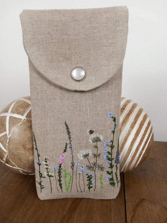 Étui à lunettes ou pochette téléphone lin brodé  "abeille Fleurs"