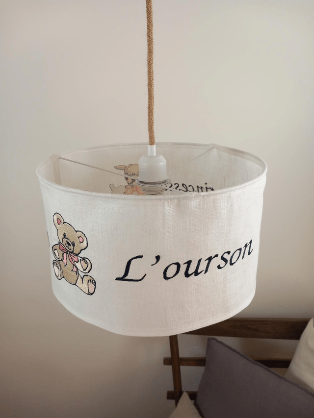Abat-jour suspension en lin blanc brodé de  broderies enfantines pour chambre de petite fille. Largeur 35 cm. Création artisanale