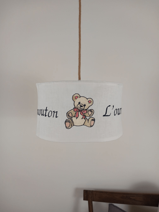 Abat-jour suspension en lin blanc brodé de  broderies enfantines pour chambre de petite fille. Largeur 35 cm. Création artisanale