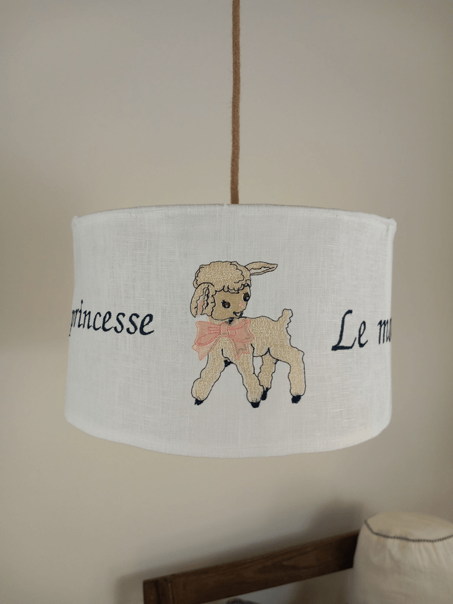 Abat-jour suspension en lin blanc brodé de  broderies enfantines pour chambre de petite fille. Largeur 35 cm. Création artisanale