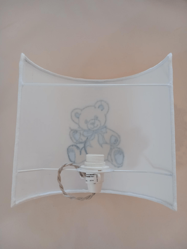 Applique murale demi-cercle en lin brodé Ourson bleu électrifiée