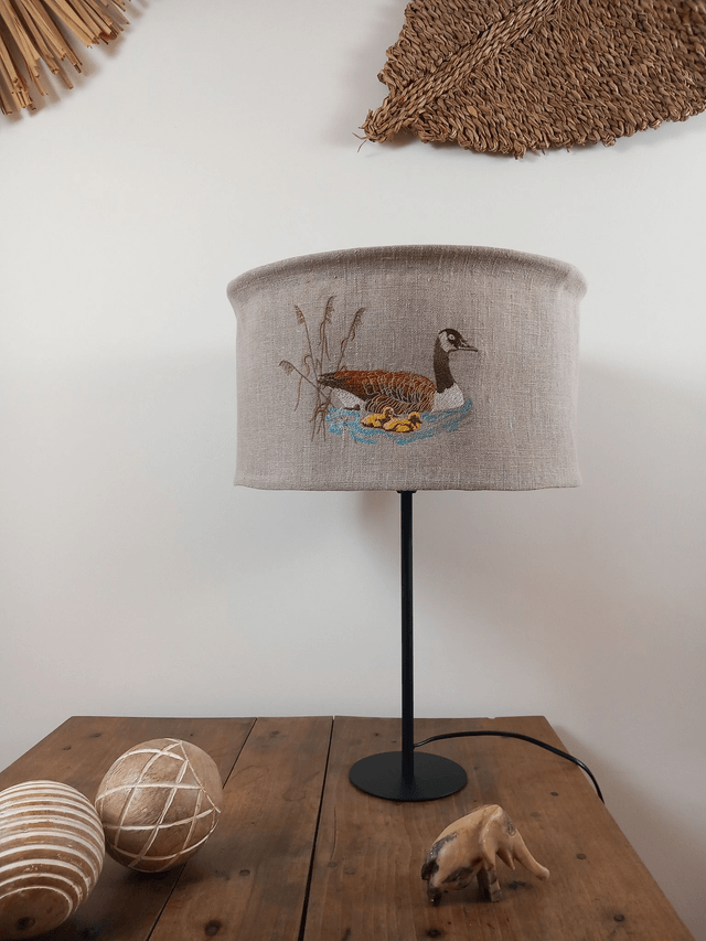 Abat-jour brodé pour lampe de table "Oie et ses oisons". Création artisanale.