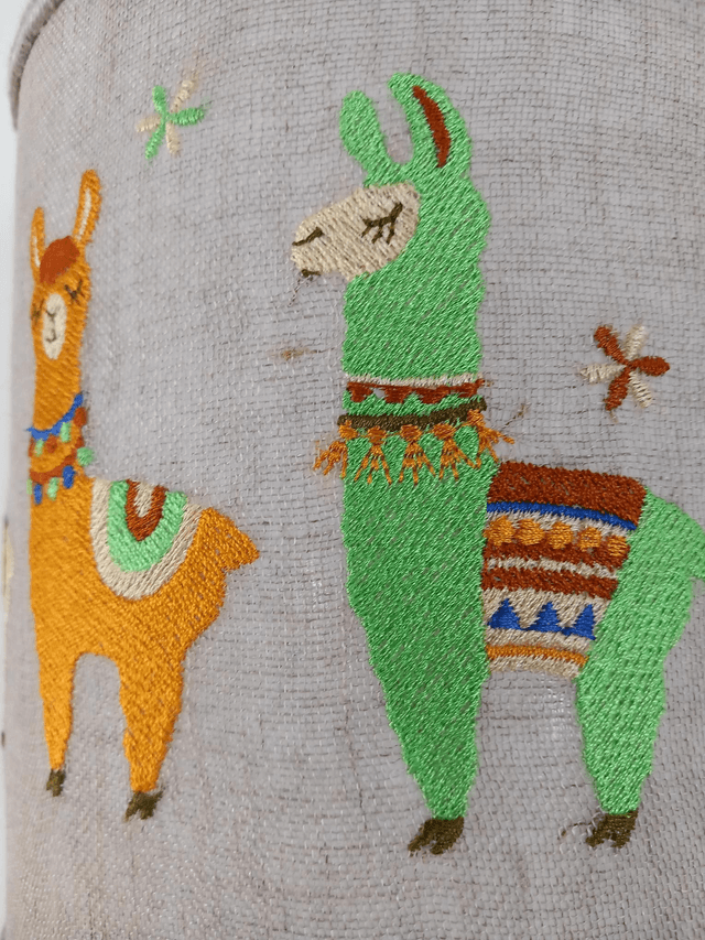 Applique murale demi-cercle en lin brodé lamas électrifiée