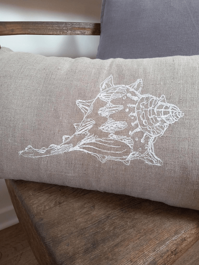 Coussin rectangulaire en lin brodé motif coquillage