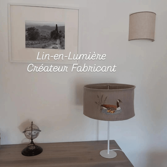 Applique murale demi-cercle en lin brodé lamas électrifiée