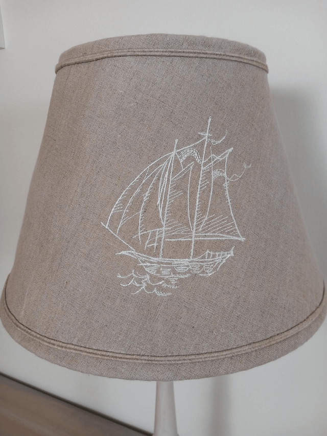 Abat-jour lampe de table en lin brodé thème mer