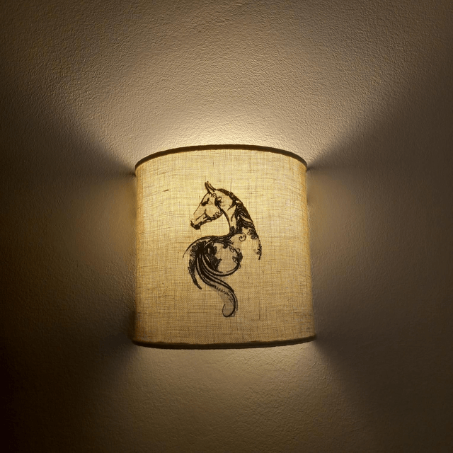 Applique murale demi-cercle en lin brodé "Cheval" électrifiée