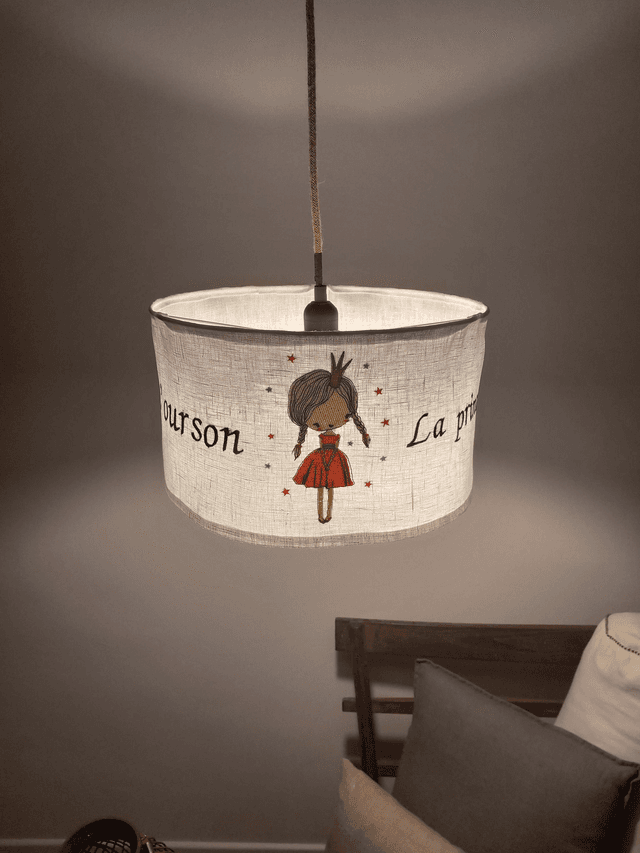 Abat-jour suspension en lin blanc brodé de  broderies enfantines pour chambre de petite fille. Largeur 35 cm. Création artisanale
