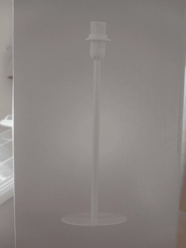 Pied de lampe en métal blanc