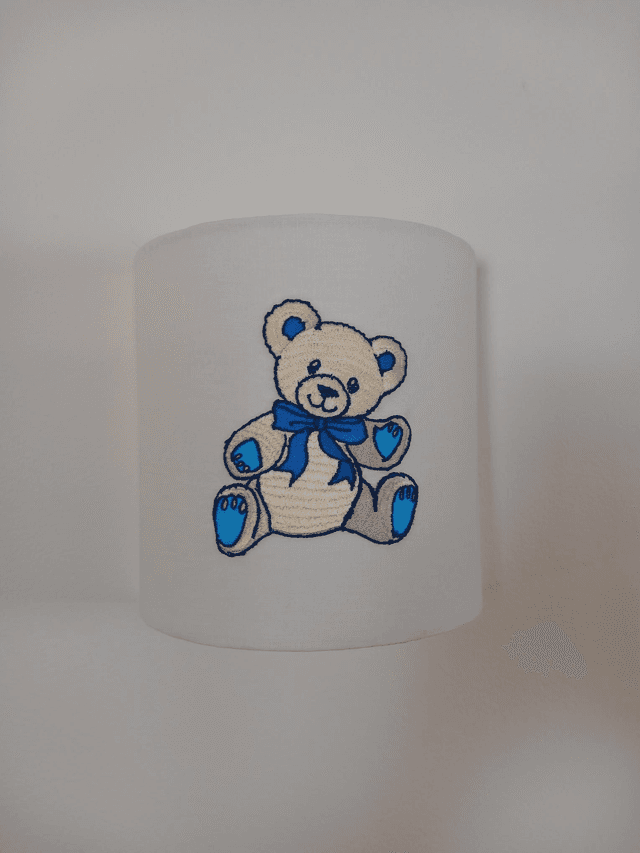 Applique murale demi-cercle en lin brodé Ourson bleu électrifiée