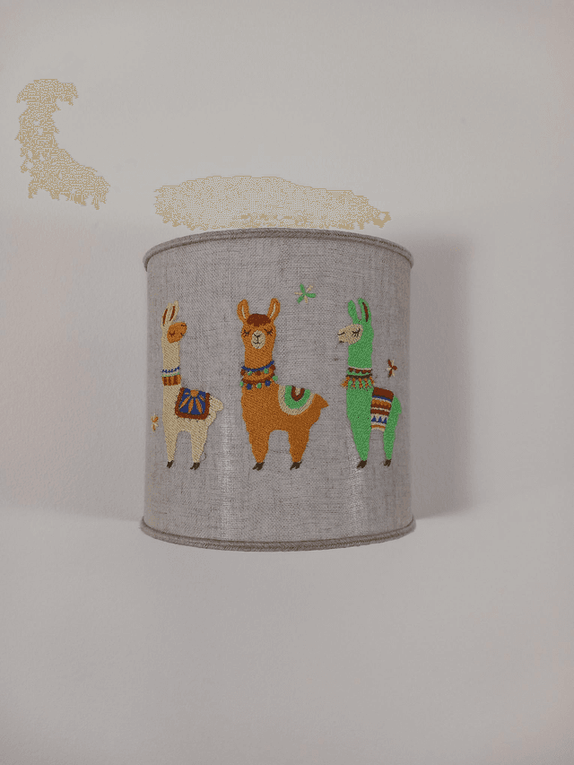 Applique murale demi-cercle en lin brodé lamas électrifiée